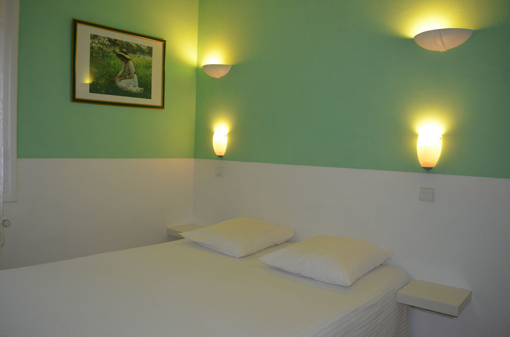 Hotel Lac Et Foret Saint-Andre-les-Alpes Bagian luar foto