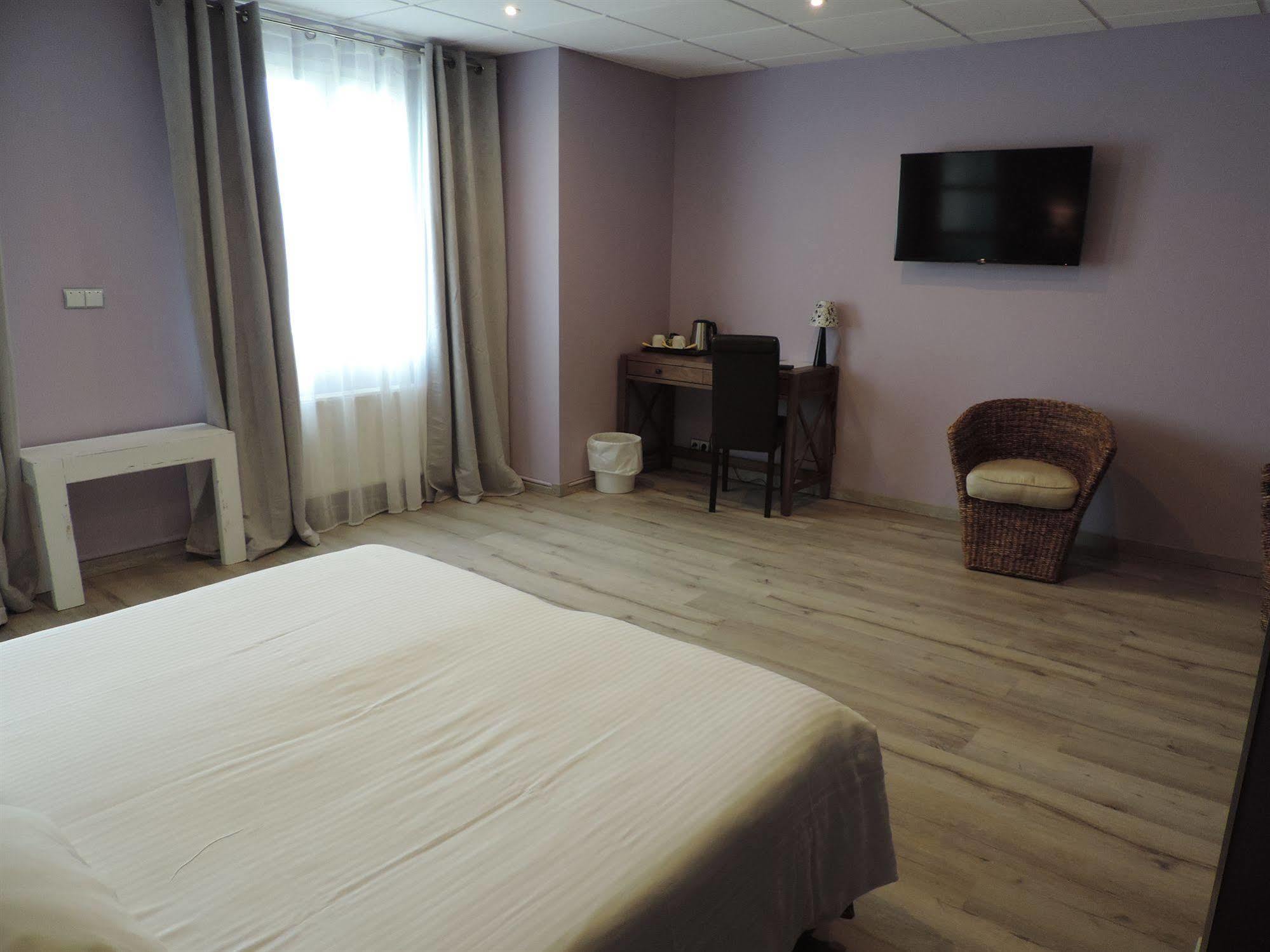 Hotel Lac Et Foret Saint-Andre-les-Alpes Bagian luar foto